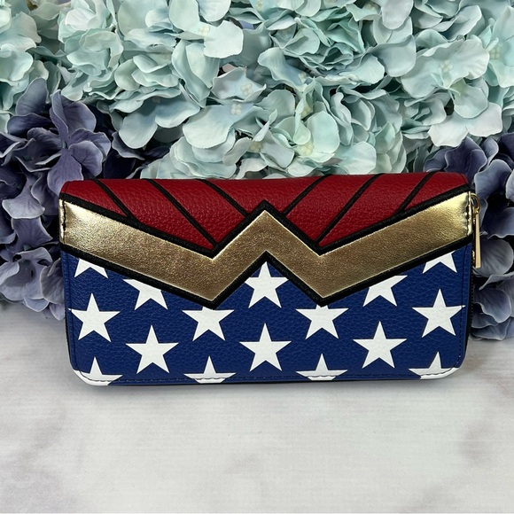 DC Comics Wonder Woman Clutch Wallet - Picture 1 of 15